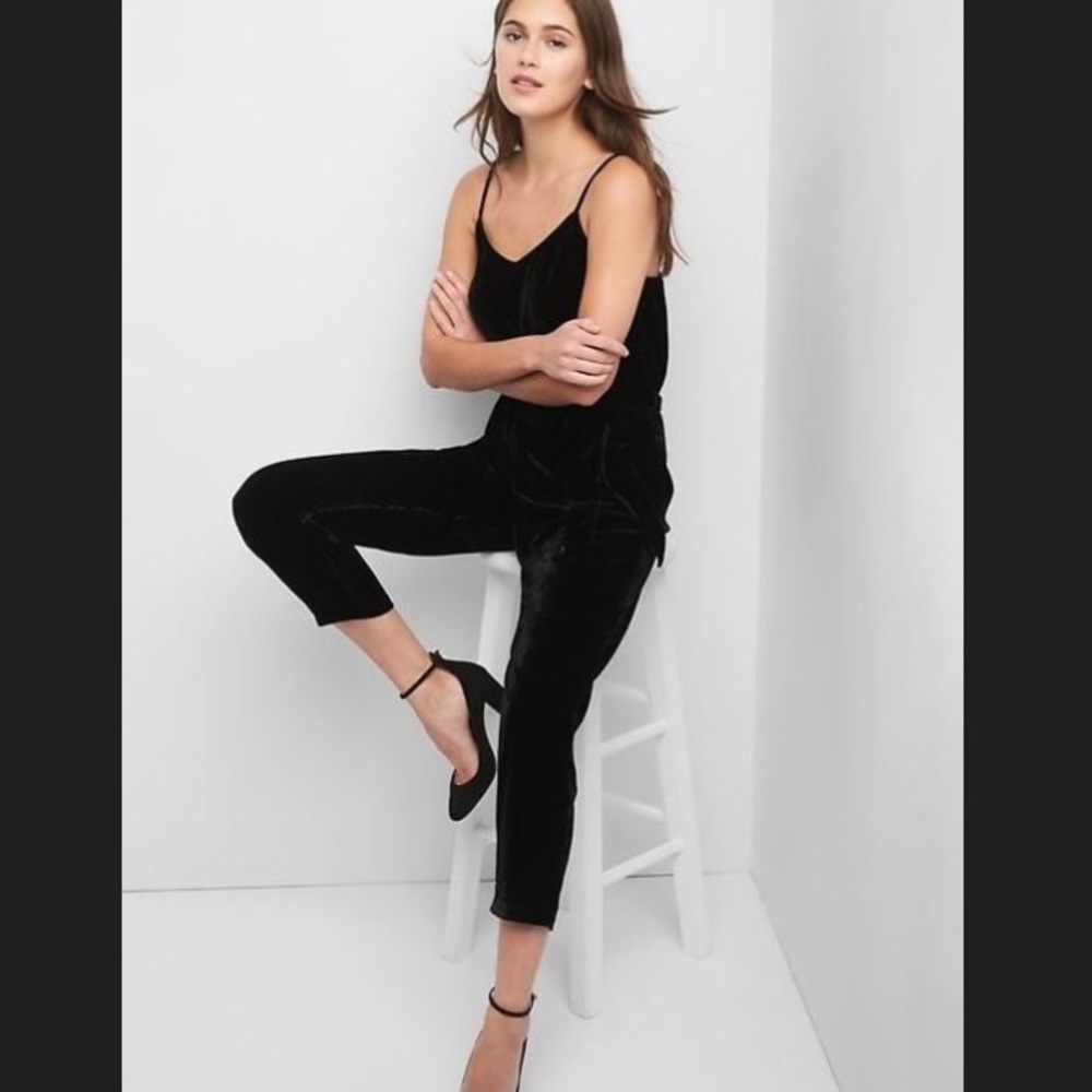 💕HP💕GAP Black Velvet Jumpsuit OBO